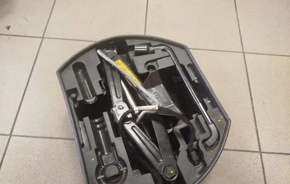 Peugeot 208 I Tool set 9655342680