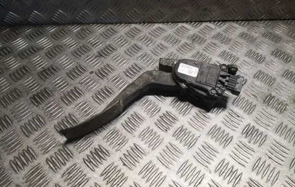 Accelerator throttle pedal