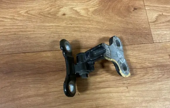 Volvo V50 Front door lower hinge 30784890 A046572