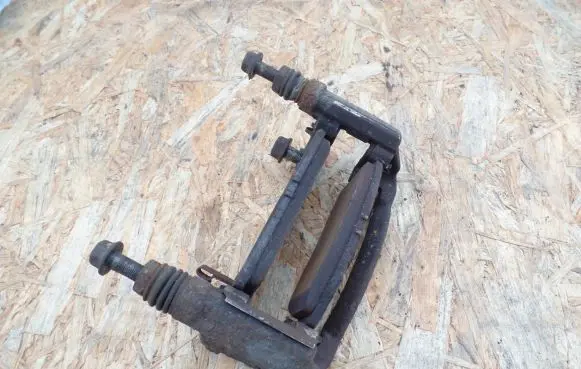 Honda FR-V Front Brake Caliper Pad/Carrier 