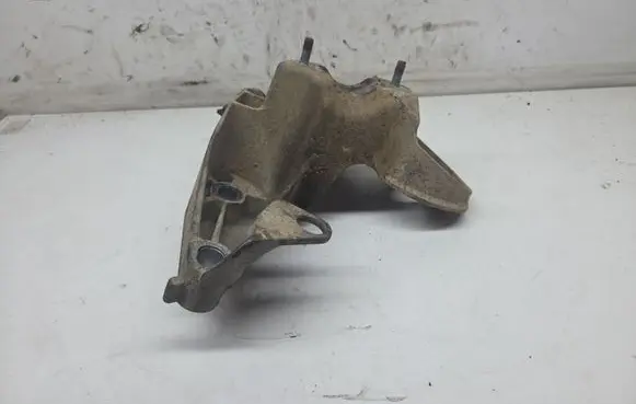 Audi A6 S6 C6 4F Engine mounting bracket 4F0199352