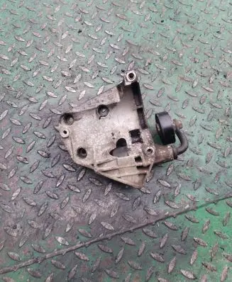 BMW 5 E60 E61 Engine mounting bracket 7786708