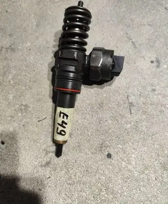 Volkswagen PASSAT B5 Fuel injector 038130073F