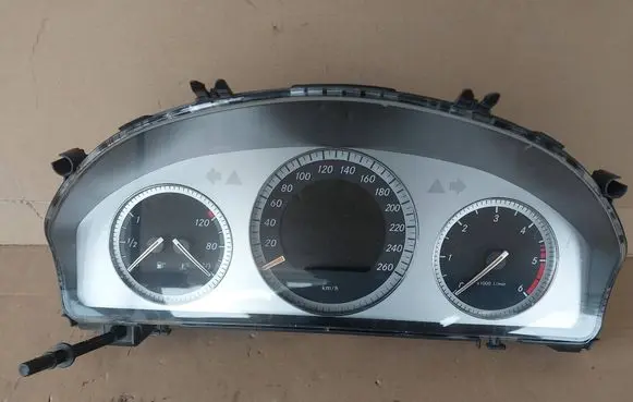 Speedometer (instrument cluster)