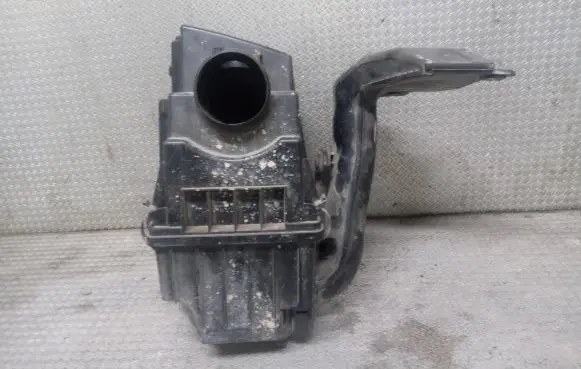 Mazda CX-7 Air filter box R2AX13Z02