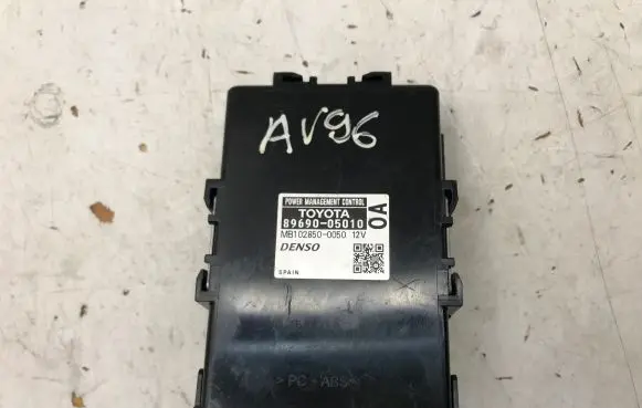 Toyota Avensis T270 Power management control unit 8969005010 MB1028500050