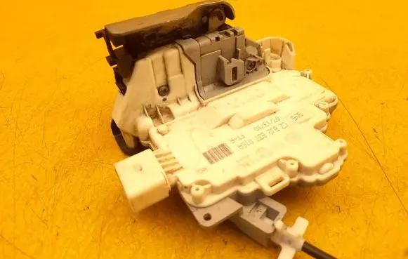 Porsche Cayenne (92A) Front door lock 8J2837016A
