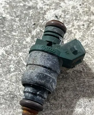 Seat Toledo II (1M) Fuel injector 037906031AA