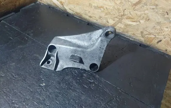 BMW 5 E39 Engine mounting bracket 6750441