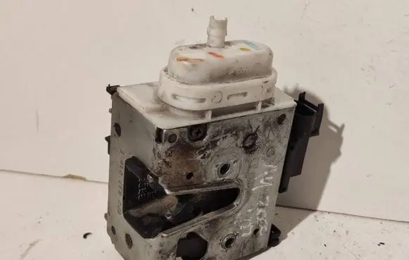 Audi A4 S4 B5 8D Front door lock 8D2837016F