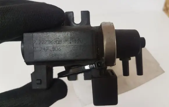 BMW 5 E39 Turbo solenoid valve 72279600 2247906