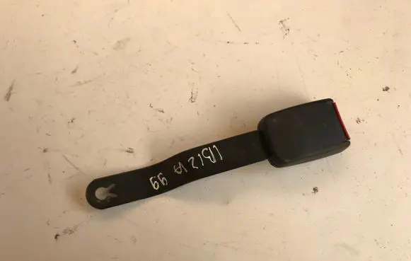 Front seatbelt buckle