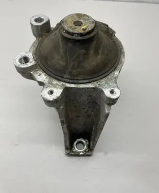 Honda CR-V Engine mount bracket