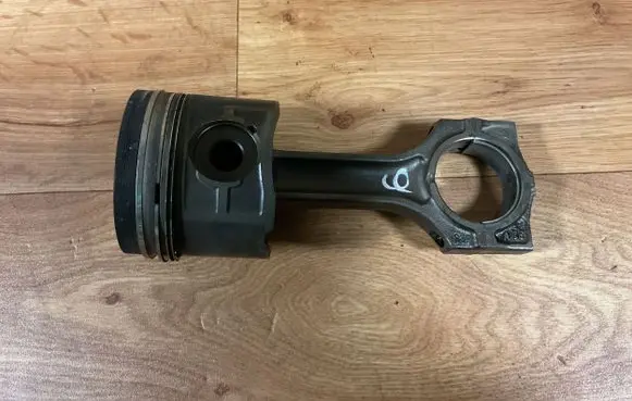 BMW 5 E39 Piston with connecting rod 