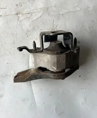 Toyota Prius (NHW20) Engine mount bracket 