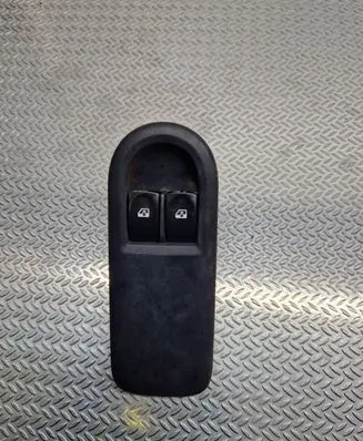 Renault Clio III Electric window control switch 8200356523 6090060