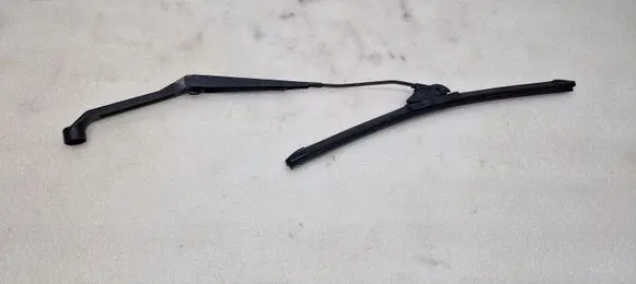 Suzuki Grand Vitara II Front wiper blade arm 7061
