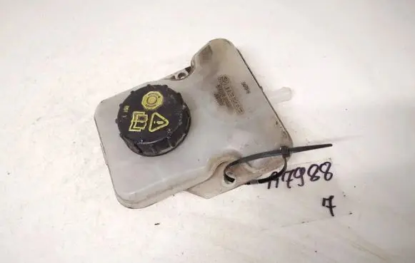Mazda 5 Brake fluid reservoir c23643550 k1900