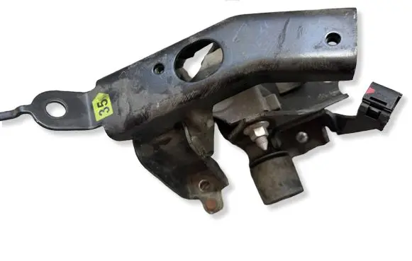 Toyota Yaris Engine mounting bracket 