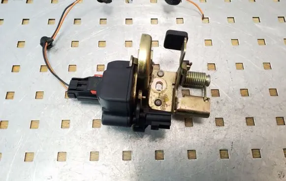 Jeep Grand Cherokee (WK) Tailgate window lock/catch/latch 445AAA