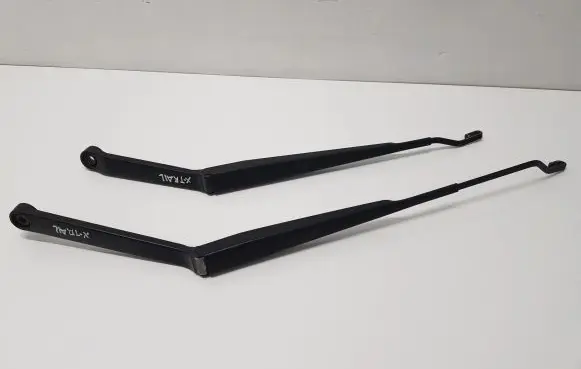 Nissan X-Trail T30 Front wiper blade arm