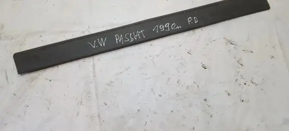 Volkswagen PASSAT B3 Front door trim (molding) 357853516