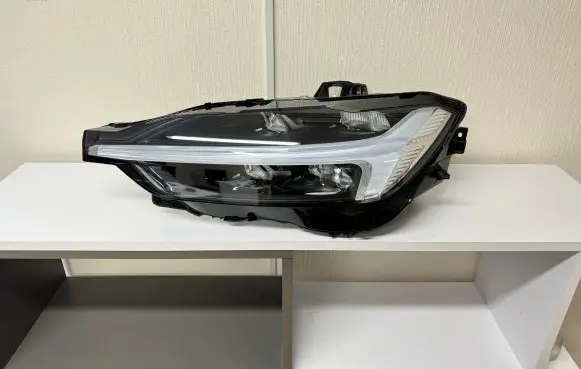 Volvo XC60 Headlight/headlamp 32338984 2605220153