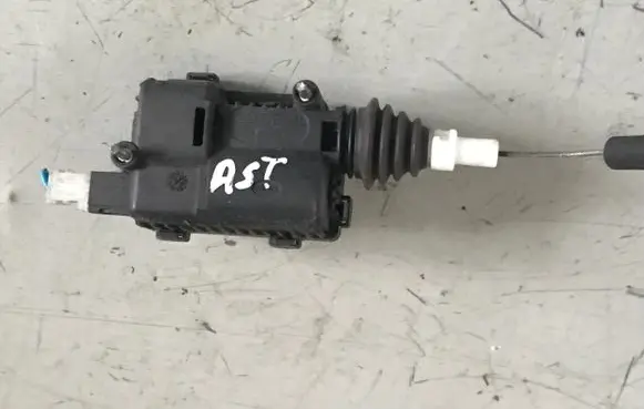 Opel Astra J Central locking motor 13111599 13202396