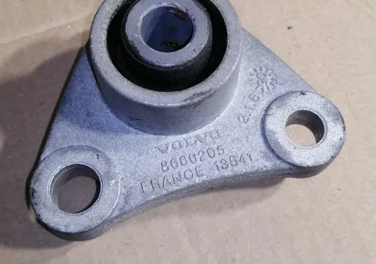 Volvo V70 Engine mount bracket 8666205