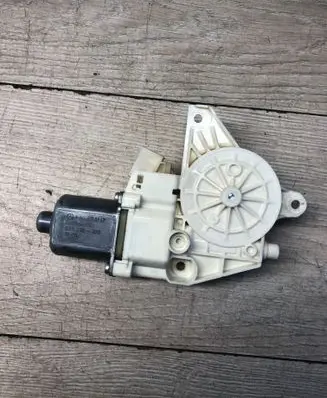 Mercedes-Benz E W212 Front door window regulator motor 0130822502