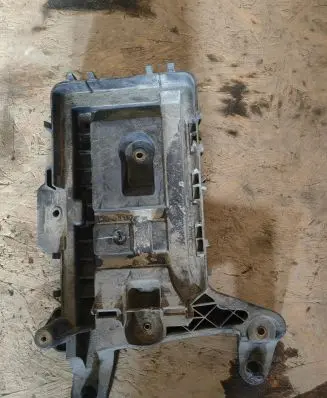 Volkswagen Golf V Battery tray 1KM915333