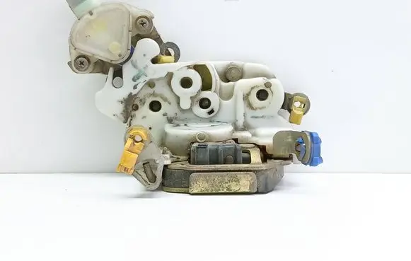 Nissan Terrano Front door lock 