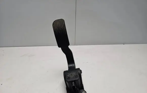 Mercedes-Benz Vito Viano W639 Accelerator throttle pedal A9063000404 A00588 ZGS009Q012