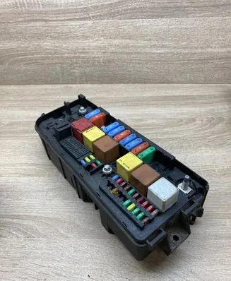 Opel Vectra C Fuse module 13190370