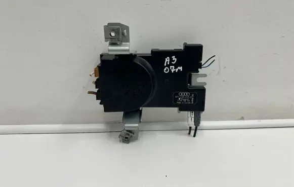 Audi A3 S3 8P Aerial antenna amplifier 8P4035225D 7617310103