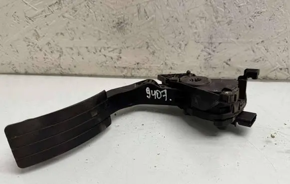 Accelerator throttle pedal
