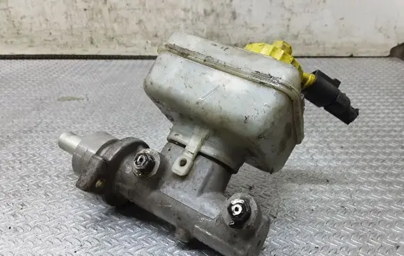 Skoda Octavia Mk1 (1U) Master brake cylinder 21027099