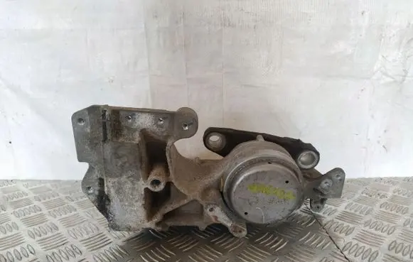 Nissan Qashqai Engine mount bracket