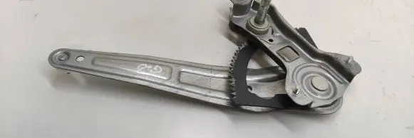 Rear door manual window regulator