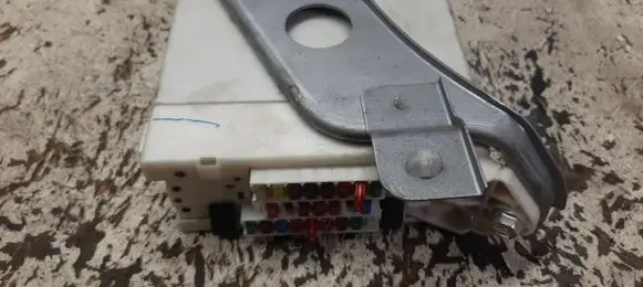 Lexus IS 220D-250-350 Fuse module 8273053050 15247C21