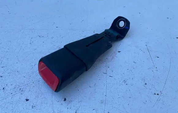 Suzuki Swift I Rear seatbelt buckle 17037