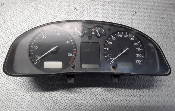 Volkswagen PASSAT B5 Speedometer (instrument cluster) 88311245