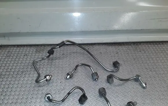 Fuel injector supply line/pipe