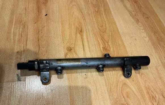 Mercedes-Benz E W211 Fuel main line pipe a6420700695
