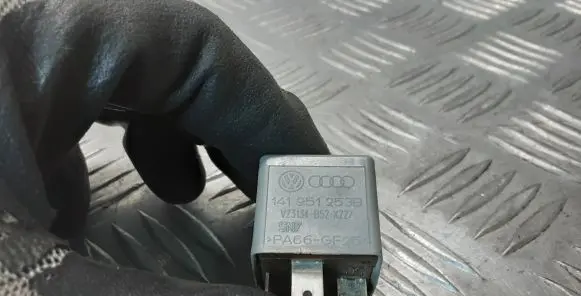 Volkswagen PASSAT B6 Other relay 141951253B