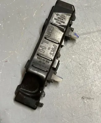 Front bumper mounting bracket
