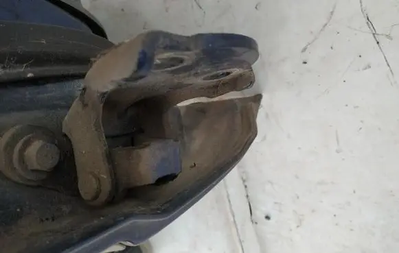 Honda CR-V Rear door lower hinge