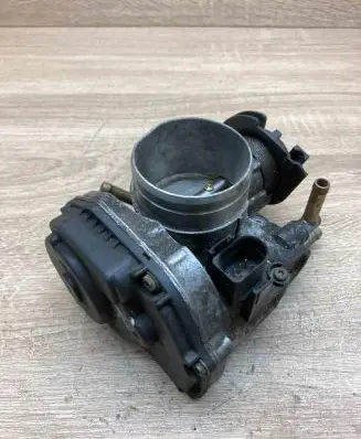 Volkswagen Golf IV Throttle valve 06A133064J