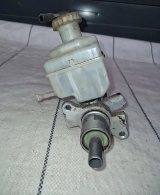 Land Rover Discovery 3 - LR3 Master brake cylinder 74471269c
