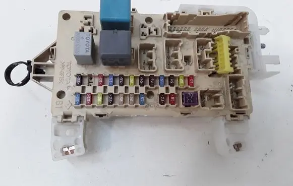 Toyota Corolla Verso E121 Fuse module